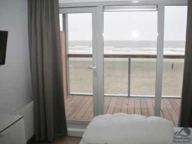 slaapkamer boven met tweepersoonbed, strandhuisje Hoek van Holland